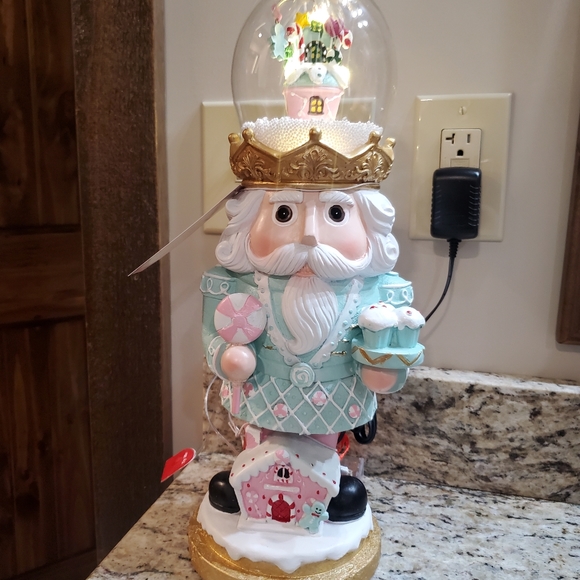 Gorgeous Musical Candyland Nutcracker-NWT - Picture 16 of 17